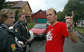 INNSATS: Lærer Tore Mydland forteller to politifolk hvordan han sammen med rektor brukte en hageslange for å dempe flammene i det brennende nabohuset.