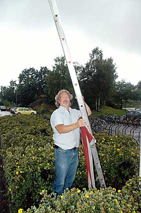  TOK GREP: En flau rektor Arnt J�rgen Eidsaa m�tte rykke ut p� skoleplassen for � heise flagget til �re for bysbarnet Mette-Marit.