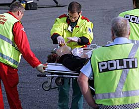 KRITISK: Tilstanden er kritisk for den 53-�ringe mannen som ble p�grepet etter drapet. P� bildet blir han tatt h�nd om av legepersonell.