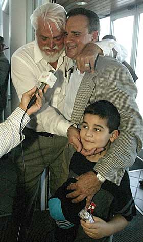 FRIGITT: Reynol Rodriguez (t.v.) klemmer Pedro Remon (i midten) og hans s�nn Peter Remon idet Remon ankommer flyplassen Opa-Locka i Miami. Remon er en av de fire som er anklaget for � ha planlagt et attentat mot Fidel Castro.