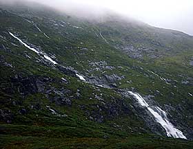 FALT I FOSS: Det var denne fossen de to skulle krysse, sammen mad andre deltagere i turarrangementet Styrkepr�ven Rett Vest. De skal ha blitt revet med av str�mmen da de skulle forsere Markskilfossen.