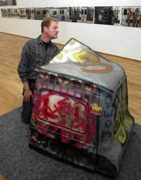 Klaus Leukers ved Hamburger Bahnhof-museet kikker n�rmere p� skadene p� kunstverket 