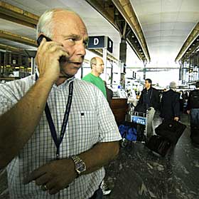 HEKTISK: Informasjonssjef Jo Kobro ved Oslo Lufthavn har en hektisk dag p� jobb.