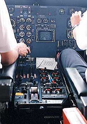 Foto fra cockpiten i en Dornier 228.