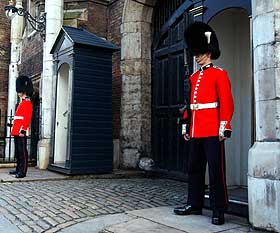 NÆR SLOTTET: Sir Guy Francis Laking bodde i flere år her, i Ambassadors Court innenfor gjerdene til St. James's Palace like ved Buckingham Palace. Han var, som sin far, en av kongehusets betrodde menn, og ansvarlig for de kongelige våpensamlinger.