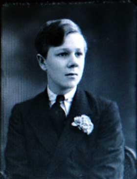 DEN SISTE BARON: Sir Guy Francis William Laking (1904-1930) ble den tredje Baron Laking of Kensington. Han hadde en eldre søster, men etter de adelige regler var det den førstefødte mann som arvet tittelen. Dette bildet er tatt i 1921. Ni år senere døde han, uten å ha fått barn. Også hans søster døde uten å stifte familie.