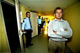 ALTERNATIV TENKNING: Knut Storberget �nsker flere domfellelser i stedet for strengere straffer. Her med fengselsbetjenter i Drammen kretsfengsel.