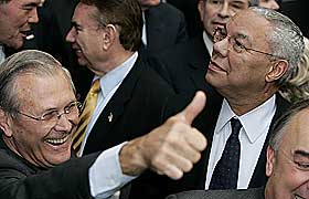 �RE: I salen jublet forsvarsminister Donald Rumsfeldt og utenriksministet Colin Powell. - V�re styrker har brakt rettferdighet til v�re fiender, og �re til v�rt folk, talte Bush.