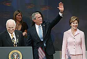 VINNER: President George Bush oste av selvsikkerhet da han m�tte sine velgeres hyllest n� i kveld. Han brukte lang tid til � takke de som hadde brakt ham dit - igjen.