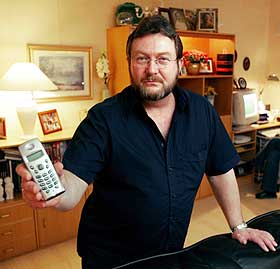  NEDRINGT:  Geir-Morten Stenhaug er lei av � bli oppringt av telefonselgere til alle d�gnets tider. P� tross av at de registrerte seg i reservasjonsregisteret i Br�nn�ysund for over ett �r siden, har de ikke merket noen nedgang i antall henvendelser fra telefonselgere. -  Det verste er ikke bare at de ringer, men de fleste er i tillegg direkte uh�flige. En del verken presenterer seg eller tar nei for et nei, sier Stenhaug.