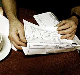  SKATT P� FATTIGDOM:  Grete har et l�n p� 66 500 kroner. I dag m� hun betale 3649, 60 i gebyr til staten. Hvis regjeringens forslag g�r gjennom, vil summen �ke med nesten 50 prosent.