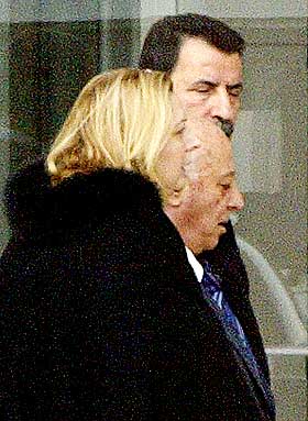 I PARIS: Arafats kone Suha forlater Percy-sykehuset i Paris sammen med palestinernes statsminister Ahmed Qurie.