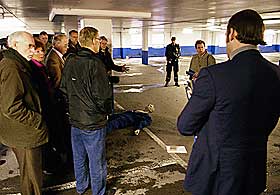  TILBAKEVISER: Politiet tilbakeviste i g�r Ramslands p�stand om at han ikke kunne ha n�dd parkeringshuset i tide, og dermed drept sin kone ved drapstidspunktet. Politiet brukte fem minutter fra kopisenteret Ramsland befant seg og til parkeringshuset. Bildet er fra en tidligere rettsbefaring.