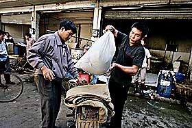  NYSLAKTET:  Kunden f�r sitt m�ltid overlevert i en plastpose.