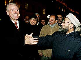 SAMMEN MOT TERROR: Carl I. Hagen var sv�rt glad for at minst en iman, Mehboob U. Rehman,  hadde tatt turen til fakkeltoget.
