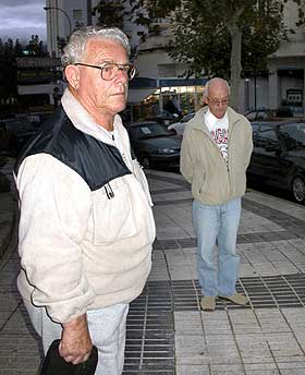  SL�TT NED:  -  Her p� �pen gate ble Svanhild sl�tt ned. Jeg tror overfallsmannen m� ha sneket seg innp� henne bakfra, kommet inn mellom bilene her. Hvis ikke ville jeg ha sett ham rett i ansiktet, sier Odd B�rnic. Her sammen med Svanhilds s�nn, Hans Erik �stheim.