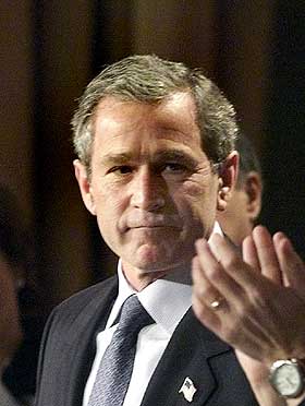  TALTE: President Bush fotografert etter hans tale p� National Prayer Breakfast i 2002, der ogs� den norske utenrikskomiteen var til stede.