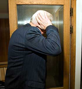  SKJULTE SEG:  En av veteranene i �Forum for tro og verdier�, Edvard Grimstad, ville ikke bli fotografert da han kom til b�nnem�tet p� Stortinget i h�st.