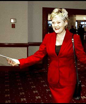 FELTSTUDIE: Slik s� Kristin Halvorsen ut da hun kom ut fra The National Prayer Breakfast i Washington D.C. i februar 2002. SV-lederen takket ja til Lars Rises invitasjon, ikke for � be sammen med George W. Bush, men for � �drive feltstudier�.