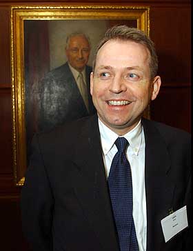  FORBILDE:  Da Lars Rise (KrF) var p� den nasjonale b�nnefrokosten i februar 2002, ba han om � bli foreviget foran portrettet av hotellgr�nderen Conrad Hilton.