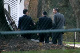  TIL B�NNEM�TE:  Flere personer p� vei til b�nnefrokost i hovedkvarteret til det mektige og hemmelig The Fellowship Foundation i Arlington, Virginia, like utenfor Washington D.C. 16. november i �r. Her har Bondevik v�rt p� bes�k flere ganger, blant annet for � m�te den avtroppende og ultrakonservative justisminister John Ashcroft.