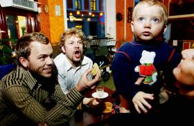  VIKTIG OG KOSELIG: � ha omsorg for sm� barn m� v�re like naturlig for menn som for kvinner, mener pappaperm-aksjonistene Heikki Holm�s og    Audun Lysbakken. De f�r full st�tte av stortingskollega og mamma Gunn Karin Gjul, her med 18 m�neder gamle Emre.