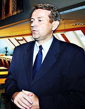 JESUS OG POLITIKK: Fellowship-stiftelsen betalte reise og opphold for stortingsrepresentant Lars Rises (KrF) tur til Japan i fjor. Han fikk ogs� politiske r�d f�r valgkampen i 1997 av stiftelsens leder, Doug Coe.