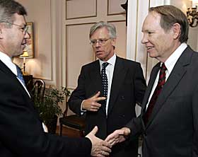  GODE VENNER: I november var Kjell Magne Bondevik og ambassad�r Knut Volleb�k vertskap for blant andre Douglas Johnston (t.h.) i ambassad�rens residens i Washington. Johnston er en sentral skikkelse i Fellowship-stiftelsen.
