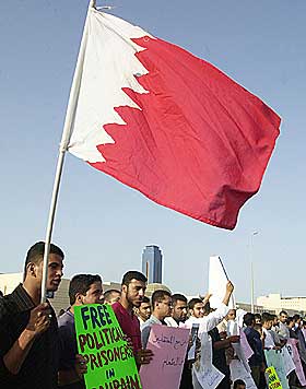 LILLEBROR: Slik ser et normalt stort Bahrain-flagg ut. �ystaten i den persiske gulfen har omlag 650 000 innbyggere - og n� ogs� verdens st�rste flagg.