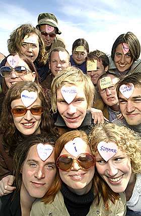 FORFATTERDR�MMERE: - Forfatterskolene kan skape skoleflink litteratur, mener Cathrine Kr�ger. Her er kullet av 2002 ved Forfatterstudiet i B�: Nicolai Houm, Christine K. Hansen,  Arild Rosseb�,  Simon Stranger, Berit Hole, Charlotte Br�ten, Sigmund L�v�sen, Gaute Heivoll, Ingvild Bjerkeland, Iren Larsen, Fr�ydis J�rve, Thomas Winje �ijord, Magnus G. Nielsen og Mari Sandnes. Flere av disse har siden gitt ut bok.