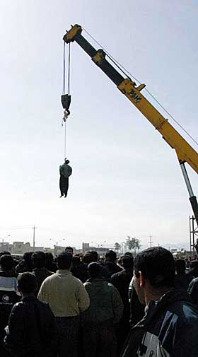 OFFENTLIG HENGING: 34 �r gamle Mohammad Ali Firouzi ble henrettet i byen Marvdasht i februar. Offentlige henrettelser er vanlig i Iran.