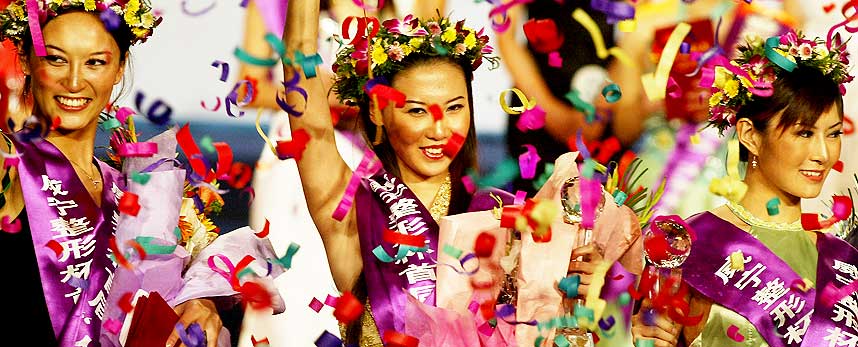 DE HAR 20 OPERASJONER TIL SAMMEN: Vinner Feng Qian (i midten) sammen med Zhang Shuang (til venstre) og Cheng Lili, som endte p� tredje.