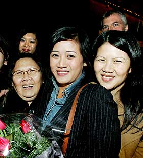 LYKKELIG: Kieu Tran feirer ute med familien sin.