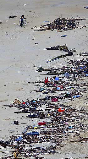 LETER ETTER D�DE P� STRANDEN: Khao Lak er et katastrofeomr�de.