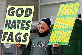INGEN, HYGGELIG, GAMMEL MANN: Her flirer Fred Phelps til motdemontrantene under hans aksjon mot en homofil prest. Phelps leder menigheten som n� g�r ut mot svenskene.