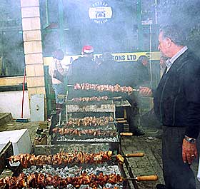 PASS FINGRENE: Deler av grillen kan nemlig bli varm under bruk.