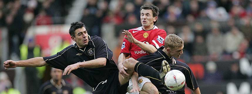 SANDWICH: United-unggutten David Jones f�r kj�rt seg i duell med Steve Flack (tv) og Dean Moxey.