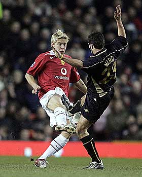 KNOTTENE F�RST: Marcus Martin gir alt i en duell med Alan Smith.