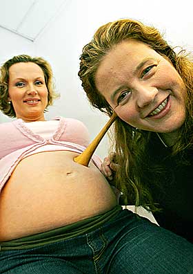  GRAVID:  Nettjordmor Siri von Krogh (t.v.) er glad for at hennes gravide kollega Elin Hjelpdahl snart skal bidra til at f�dselstallene �ker.