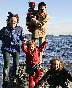  3x3 HURRA!  Hos familien Sollid i Stavern str�ler trebarnslykken. Line Krogstad Sollid (35) og Geir Sollid (34) koser seg med Aurora (5), Marte (7) og Kamilla (1).