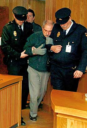  SULTESTREIKER:  Adolfo Scilingo m�tte b�res inn i retten i Madrid preget av sin sultestreik.