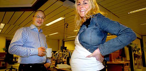  POSITIV OPPLEVELSE:  -  Det er mye snakk om magen min her, ler nyansatte Vera Henriksen S�ther (27). Arnt Sommerlund, adm.dir og ansvarlig redakt�r i Romsdals Budstikke, tror graviditeten er positivt for hvordan hun utvikler seg i jobben.
