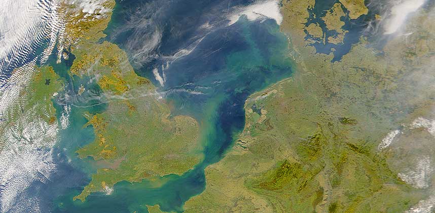 FORURENSNING SETT FRA EN SATELLITT:  Nesten skyfritt over Storbritannia da dette bildet ble tatt 28. mars 2002. Men de gr� skyene over Mellom-Europa er trolig menneskeskapt forurensning melder NASA. Se hele bildet i ekstra stor st�rrelse her.