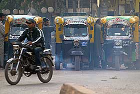 FORURENSER:  Ett m�l myr forurenser like mye som en bil. Her noen motorsykler i Karachi i Pakistan.