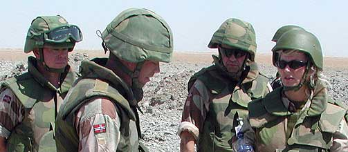 I FELTEN: Forsvarsminister Kristin Krohn Devold under et bes�k hos norske soldater i S�r-Irak h�sten 2003. Forsvarets utenlandsoperasjoner st�r for dr�yt ett hundre millioner av budsjettoverskridelsene.