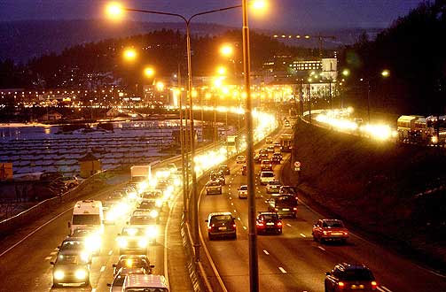  GODE INNTEKTER:  Norske bilister betaler godt for seg. I fjor tok 50 milliarder avgiftskroner veien fra norske       bilhusholdninger til statskassa. Her fra den travle innfartsveien til Oslo ved Sandvika.