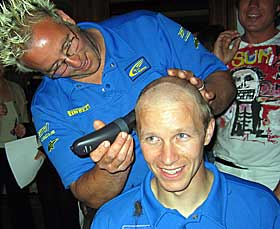  SKINHEAD:  Petter hadde lovet Subaru-mekanikerne at de skulle f� ta h�ret hvis han vant Rally Akropolis. Det gjorde han.