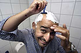 UTEN ET H�R: - Et godt tips til menn som mister h�ret er � like godt kvitte seg med alt, sier Behnam Tabrizi, som barberer seg p� hodet annenhver dag.