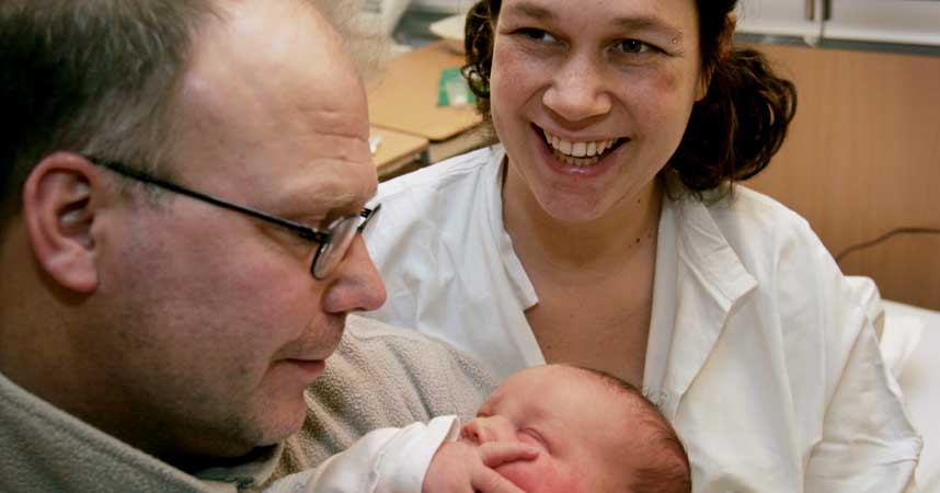 NYBAKTE: Hilde og Sven-Erik Bjerke har ventet lenge p� � bli foreldre, og er ikke enige i at livet blir mindre lykkelig n�r barna kommer til verden.