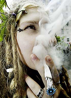  PLETTFRI VANDEL:  Det kan bli resultatet selv om man blir tatt for kj�p og bruk av mindre mengder narkotika til eget form�l. Denne kvinnen var med i en protestmarsj i Berlin i 2003 for legalisering av salg av hasj og marihuana.